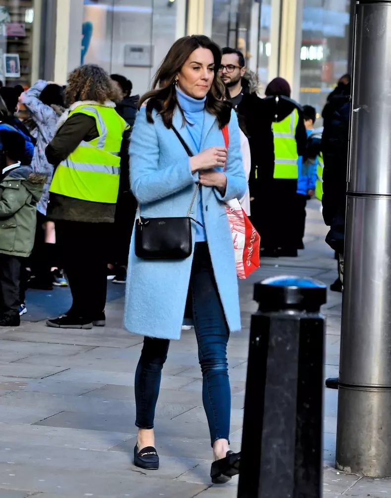 *PREMIUM-EXCLUSIVE* Kate Middleton Duchess of Cambridge leaves Waterstones on Kensington High St with a huge haul of books possibly for children Prince George and Princess Charlotte *MUST CALL FOR PRICING* *STRICT WEB EMBARGO UNTIL 4:30pm UK TIME ON 08/03
