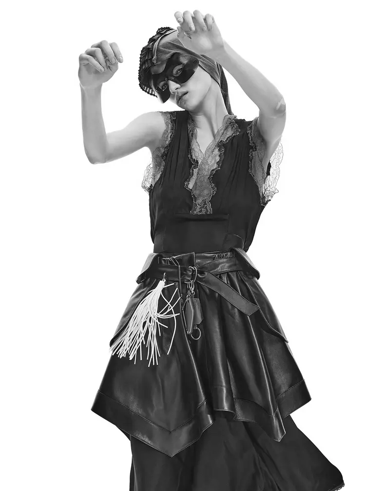 Rochie MAISON MARGIELA și fustă LOEWE, ambele magazinul MENGOTTI; top pe post de accesoriu capilar, TOGA; brelocuri PINKO, COACH, MICHAEL KORS și NN.07, toate WWW.ZALANDO.RO; mască din recuzita stilistei.