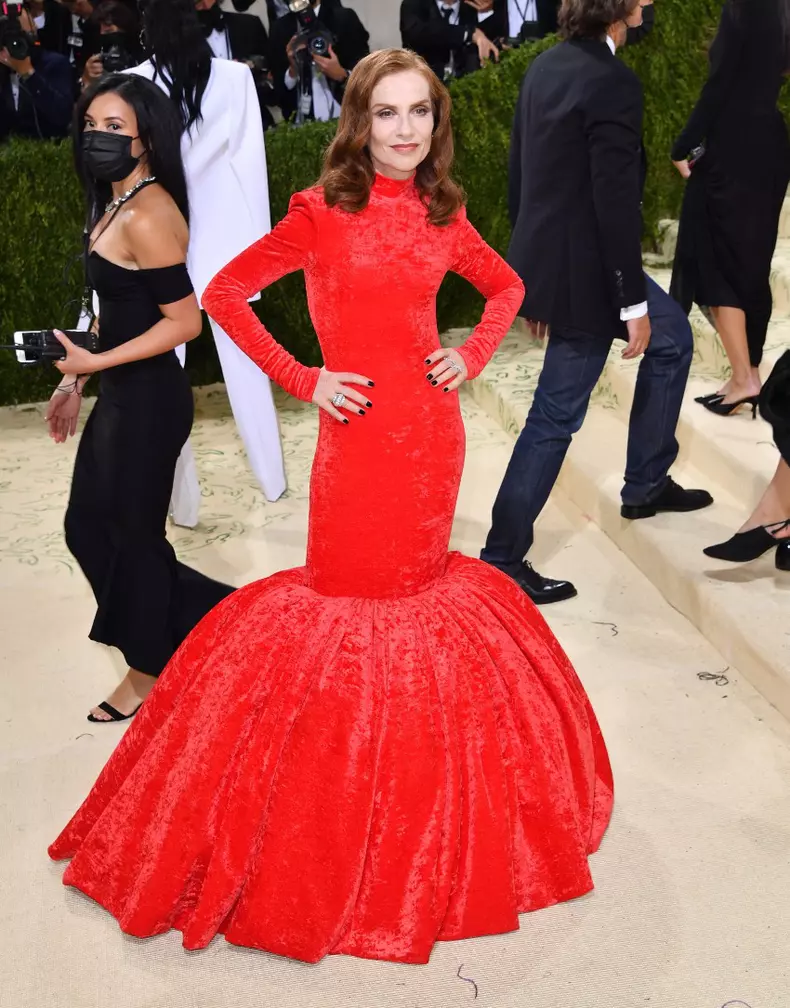 Isabelle Huppert în Balenciaga