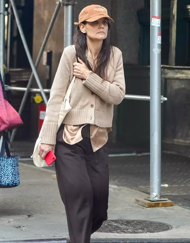 EXCLUSIVE: Katie Holmes and Suri Cruise are Spotted Out in New York City.