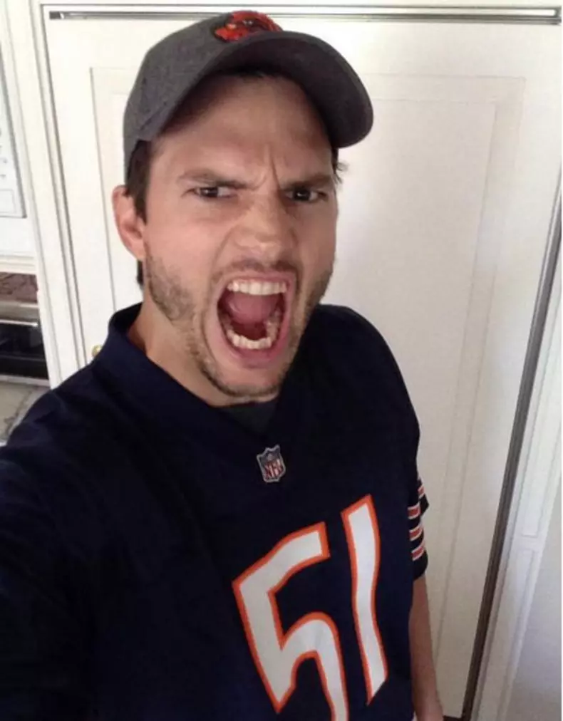 Los Jungs, holt euch den Sieg! Das ist mein Anfeuer-Gesicht! Ashton Kutcher feuert sein Footballteam, die "Chicago Bears" an // Go boys, take the win! This is my game face. Ashton Kutcher cheers for his team, the "Chicago Bears"