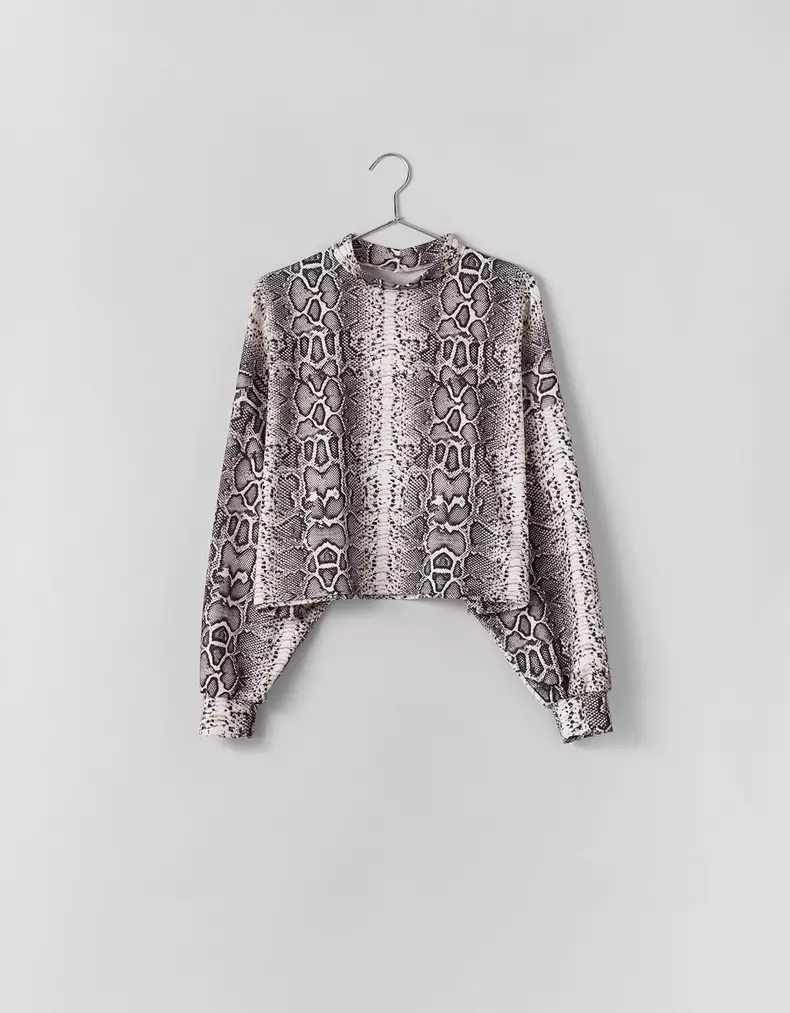 Bluză sport cu imprimeu tip șarpe, Bershka, 89,90 lei