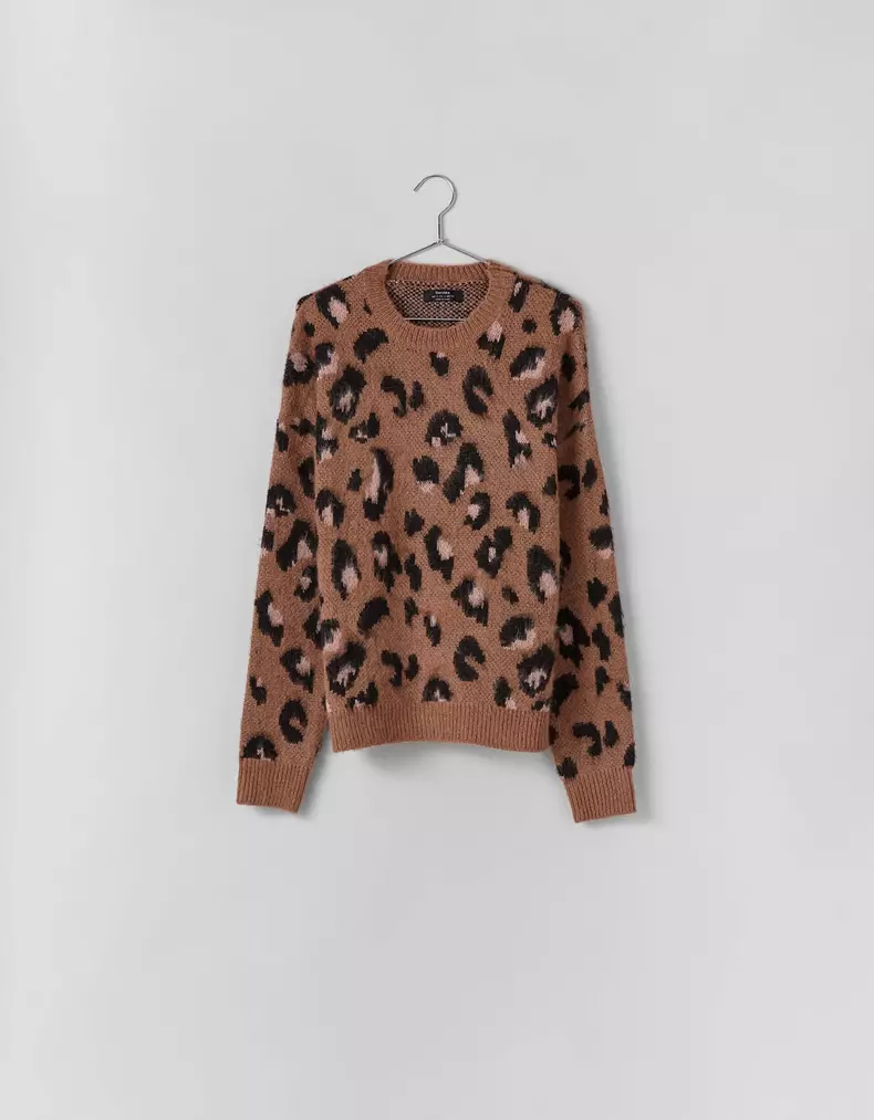 Pulover cu imprimeu leopard, Bershka, 119,90 lei