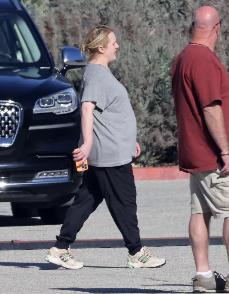 Elisabeth Moss a ajuns de nerecunoscut! Cum arată acum celebra actriță din „Povestea slujitoarei”