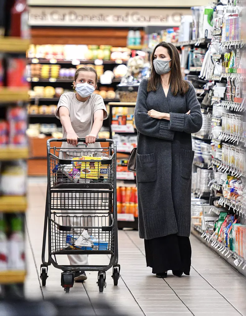 Angelina-Jolie-si-fiica-ei-Vivienne-aparitie-surpriza-la-supermarket.-Ce-tinuta-purta-vedeta-din-„Eternals-2