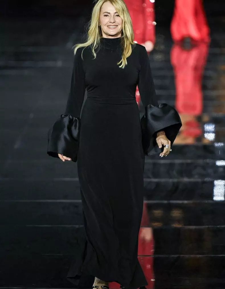 Nadia Comăneci a defilat pentru prima dată în cadrul Le Défilé L’Oréal Paris, purtând creații românești. Imagini spectaculoase cu "Zeița de la Montreal" pe podium, la Paris Fashion Week