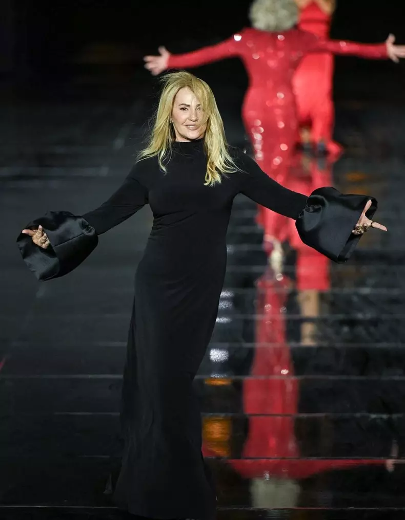 Nadia Comăneci a defilat pentru prima dată în cadrul Le Défilé L’Oréal Paris, purtând creații românești. Imagini spectaculoase cu "Zeița de la Montreal" pe podium, la Paris Fashion Week