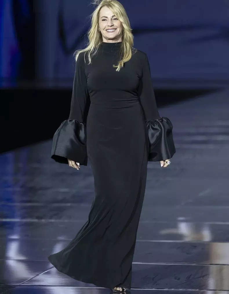 Nadia Comăneci a defilat pentru prima dată în cadrul Le Défilé L’Oréal Paris, purtând creații românești. Imagini spectaculoase cu "Zeița de la Montreal" pe podium, la Paris Fashion Week