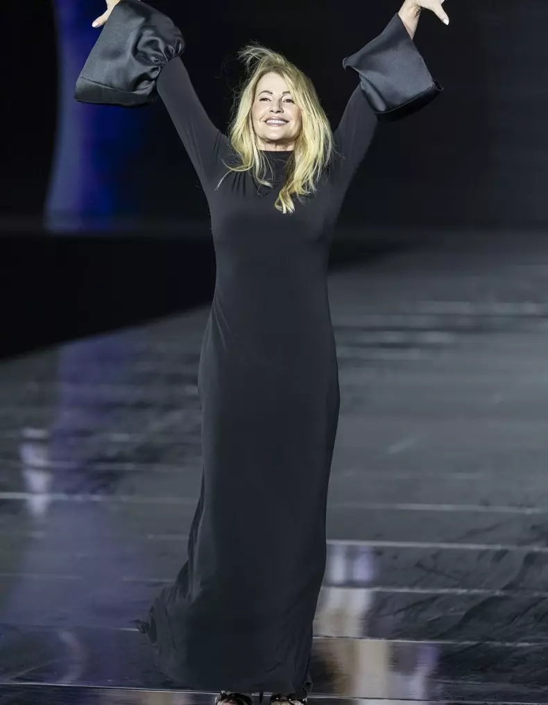 Nadia Comăneci a defilat pentru prima dată în cadrul Le Défilé L’Oréal Paris, purtând creații românești. Imagini spectaculoase cu "Zeița de la Montreal" pe podium, la Paris Fashion Week