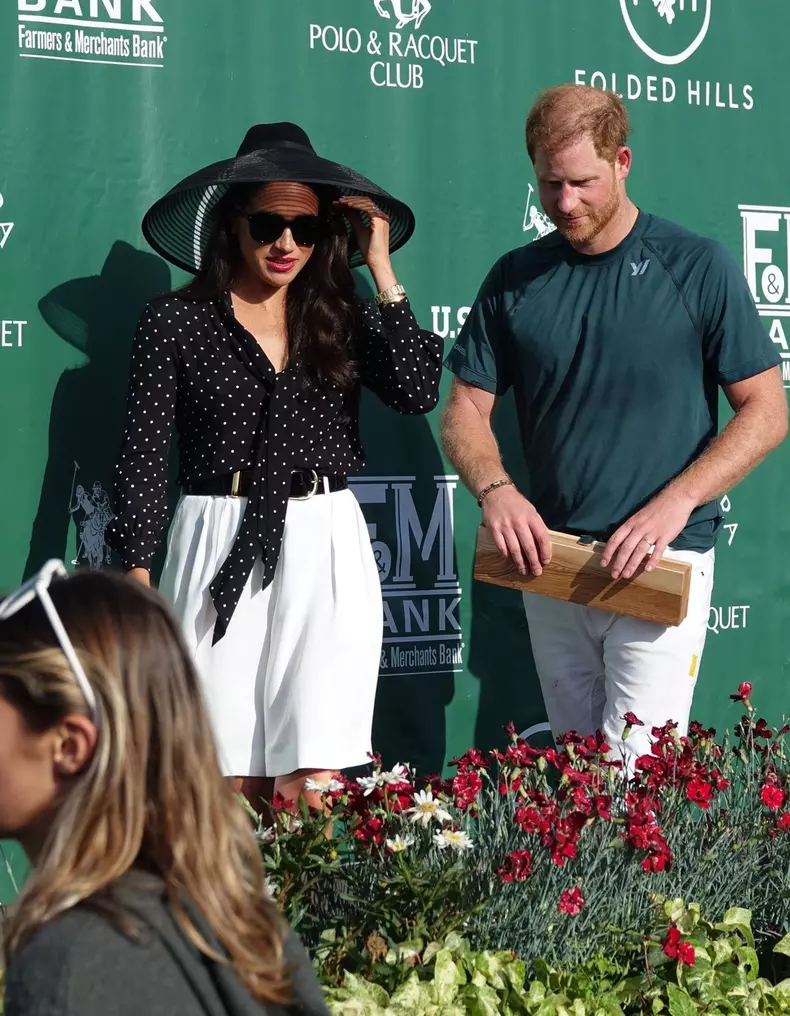 *PREMIUM-EXCLUSIVE* Meghan Markle kisses Prince Harry as she presents him with a polo trophy