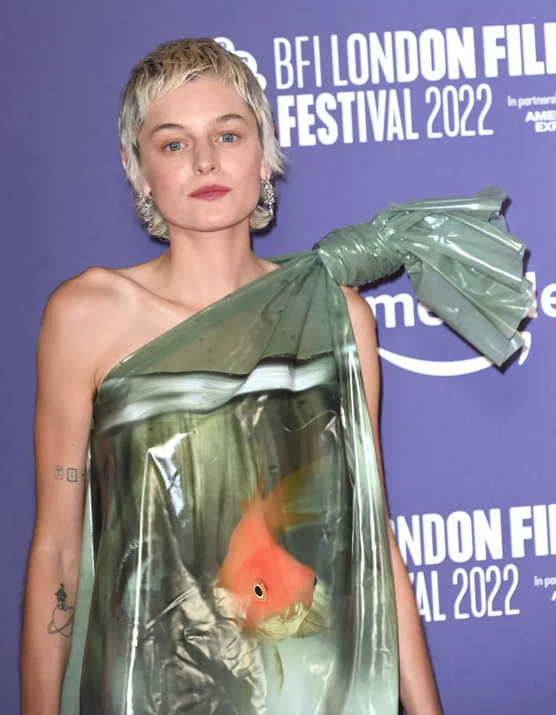 Rami Malek și Emma Corrin formează un cuplu. În ce ipostaze tandre au fost surprinși