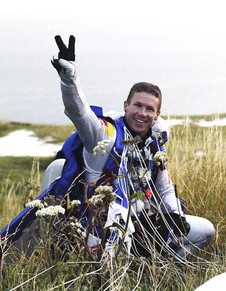 a-murit-celebrul-parapantist-felix-baumgartner-partenerul-mihaelei-radulescu-el-a-cazut-din-zbor-intr-o-piscina-din-italia-990676