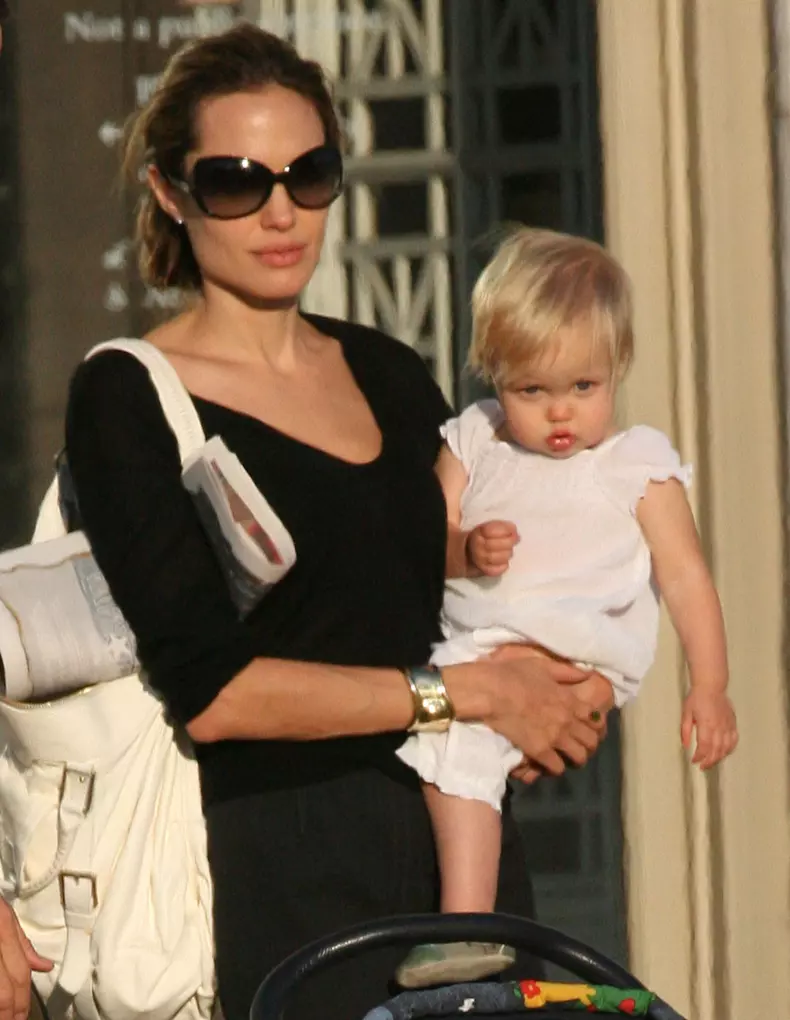 Brad Pitt, Angelina Jolie and family visit a museum! 10/27