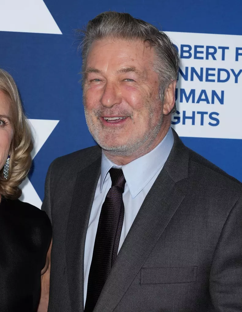 Alec Baldwin, acuzat de omor prin imprudență în cazul împușcării fatale a regizoarei Halyna Hutchins. Ce riscă acum actorul