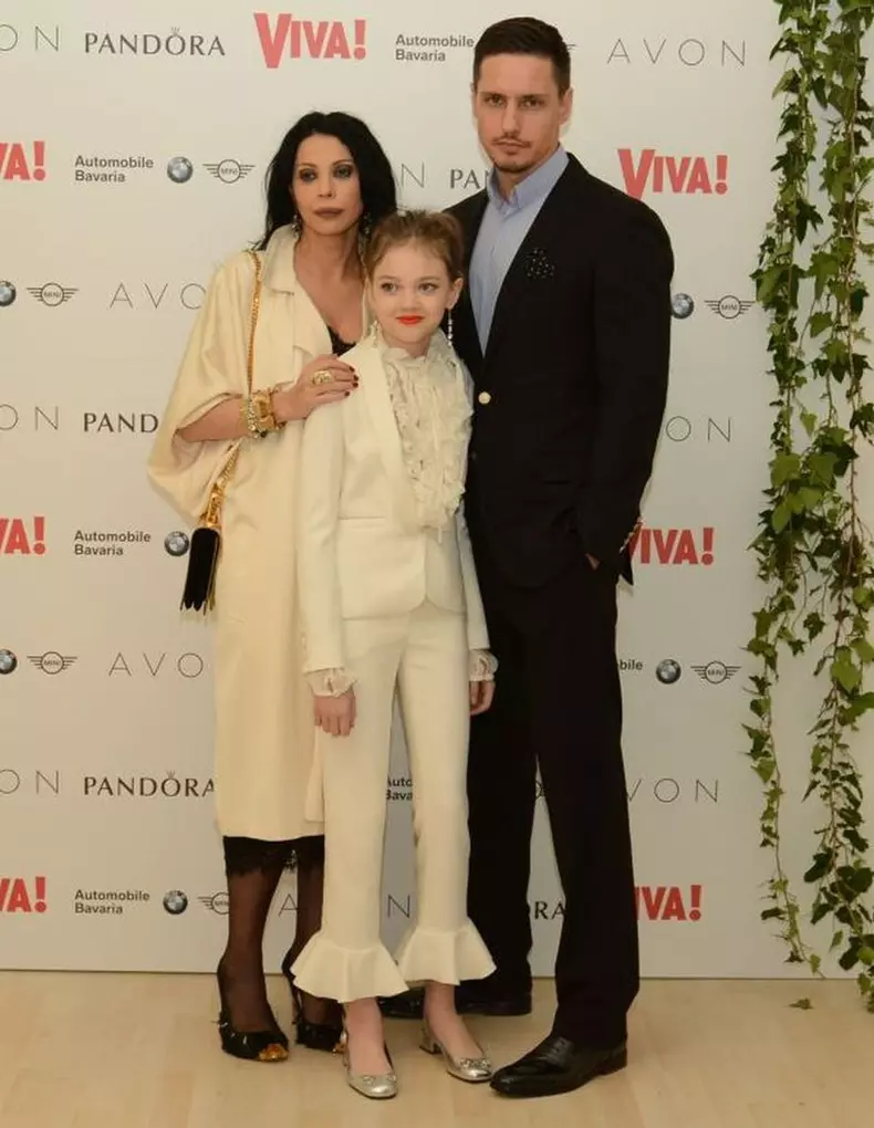 Noelle-impreuna-cu-parintii-sai-la-VIVA-Party-2016-Copy