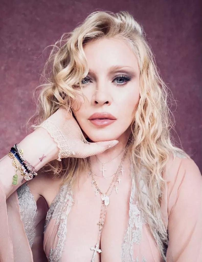madonna lenjerie intima (4)