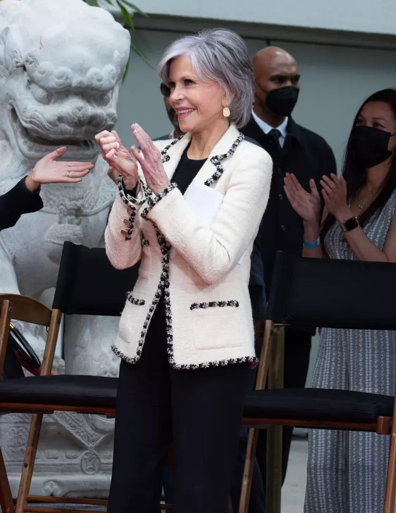 Cérémonie de prise d'empreintes en l'honneur de Lily Tomlin au TCM Classic Film Festival 2022 à Los Angeles