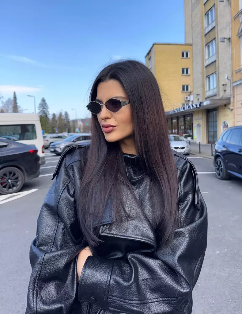 ioana state cu geaca
