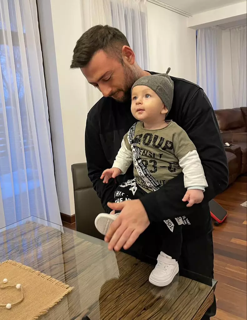 radu-andrei-tudor-alaturi-de-fiul-sau.-cat-de-adorabil-este-micutul-david.-este-si-primul-paste-al-copilului-nostru-4