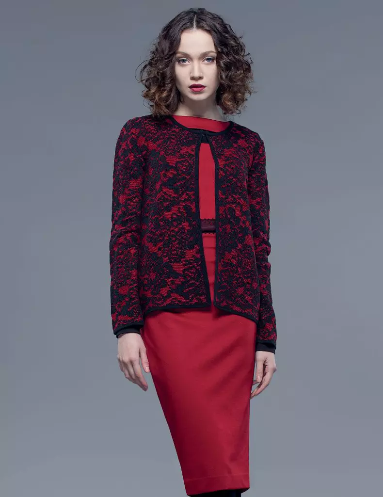Rochie roşie cu dantelă aplicată în talie; preţ, 189,99 lei;  Pulover tricotat cu model dantelat; preţ, 129,99 lei; www.fashionsense.ro