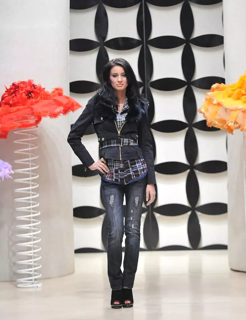 Fashion_Summit_2009_Geanina_Varga_01.jpg