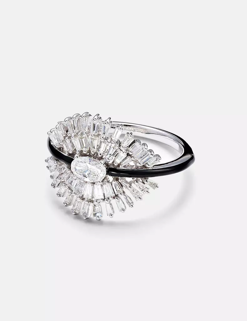 Inel din aur alb cu diamante, Kamyen, 2.645 euro, www.mytheresa.com