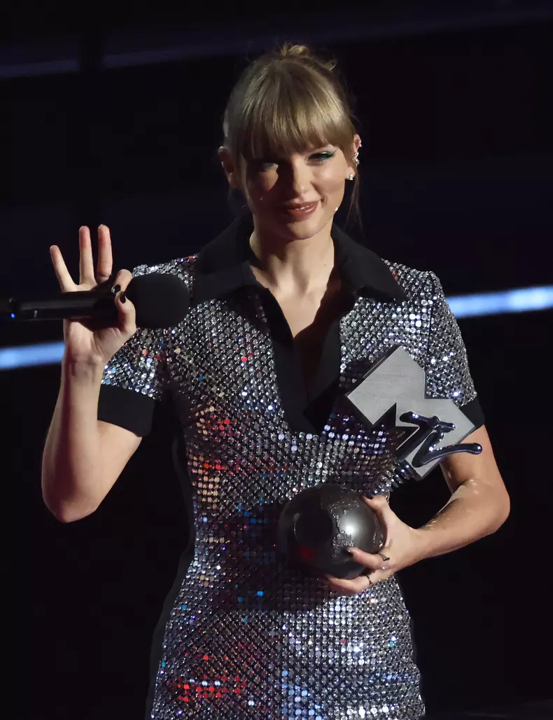 A întors toate privirile. Taylor Swift, în cea mai îndrăzneață ținută de până acum, pe covorul roșu de la MTV EMA