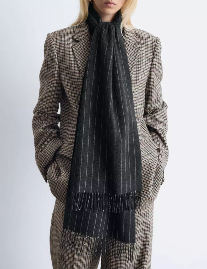 Fular din amestec de lână și cașmir, 69 euro, &Other Stories