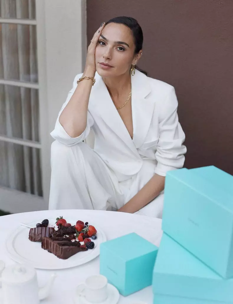 Visage de la marque, l'actrice Gal Gadot pose pour la dernière campagne de Tiffany & Co pour 2020