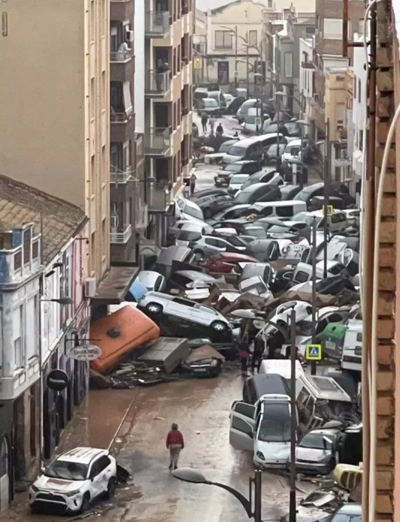 imagini-apocaliptice-dupa-inundatiile-catastrofale-cu-51-de-morti-din-spania-victimele-sunt-cautate-cu-dronele-932079