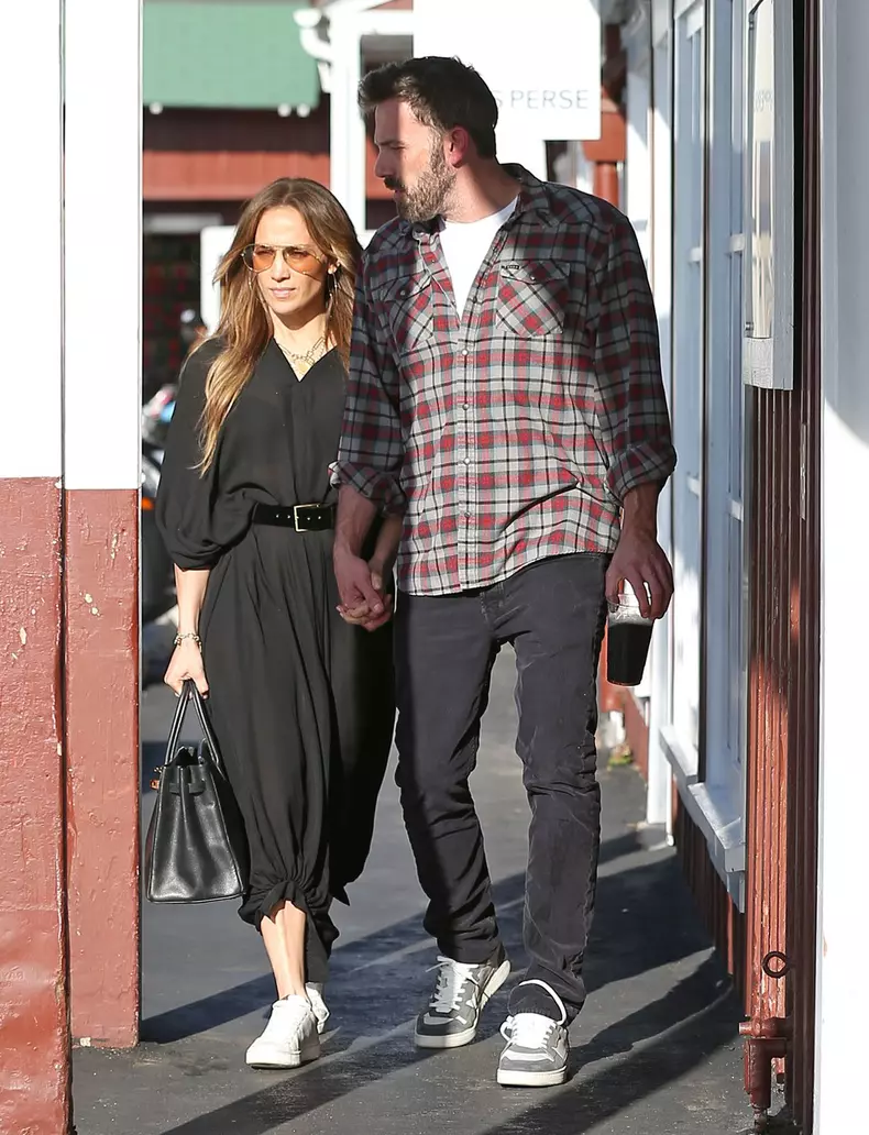 Jennifer Lopez And Ben Affleck Go Out For Dinner At Country Mart In Brentwood