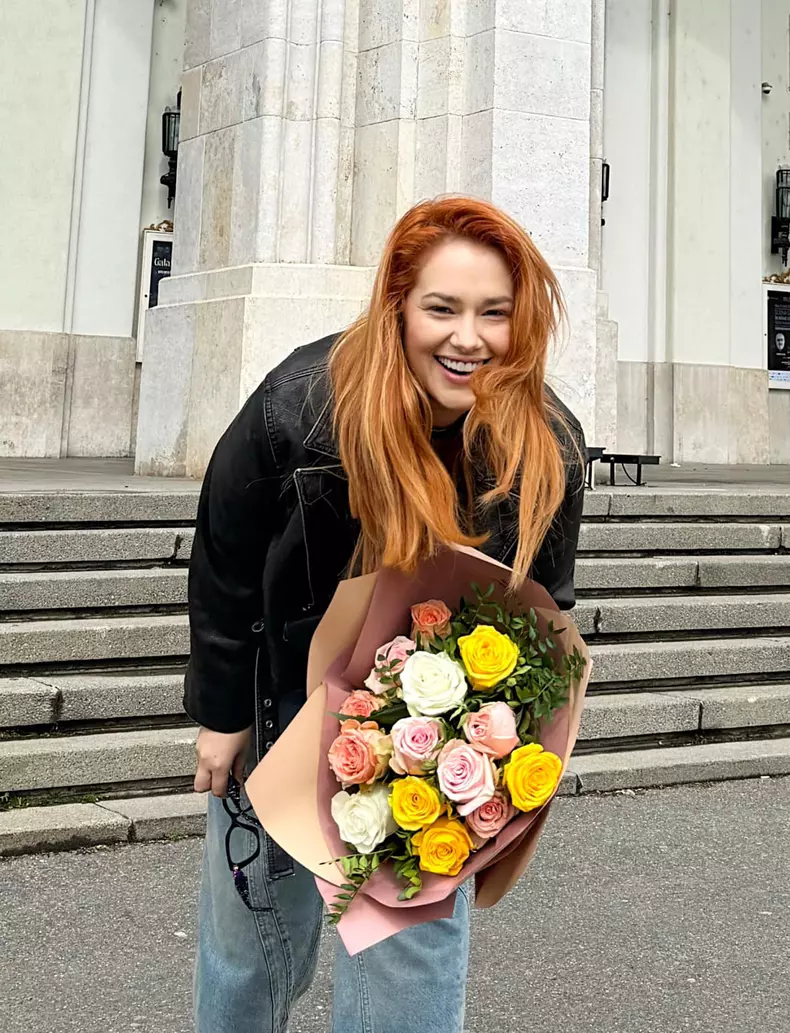 feli cu un buchet de flori