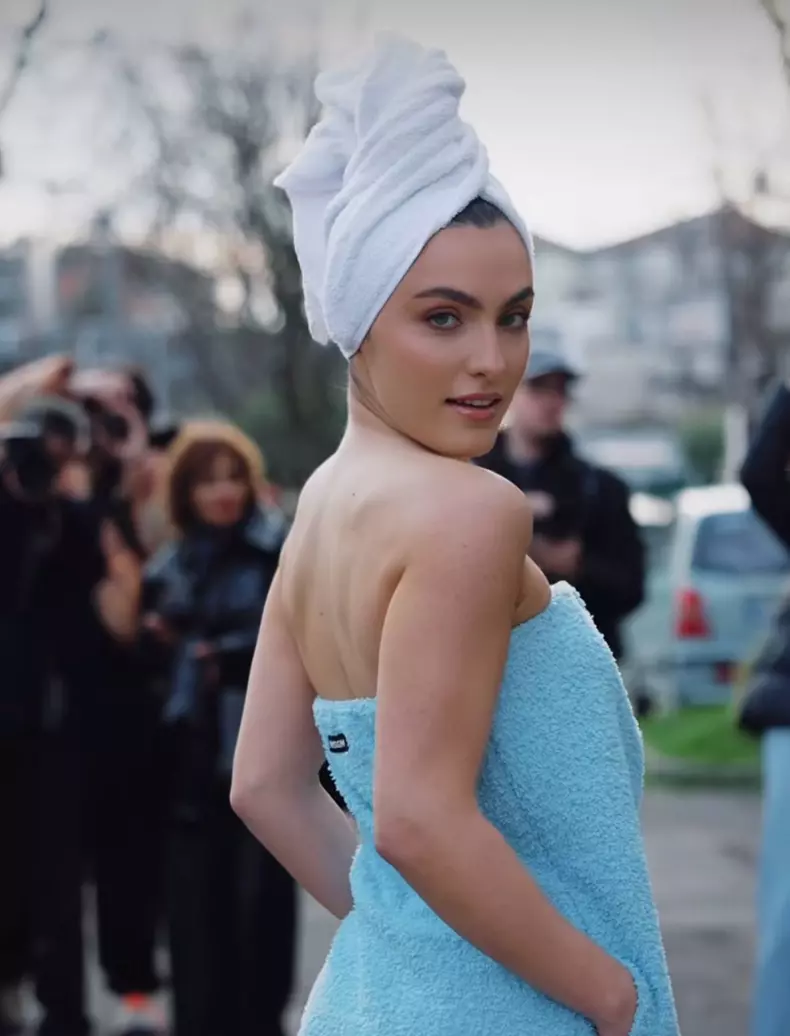 alexia eram imbraca cu un prosop pe strada5