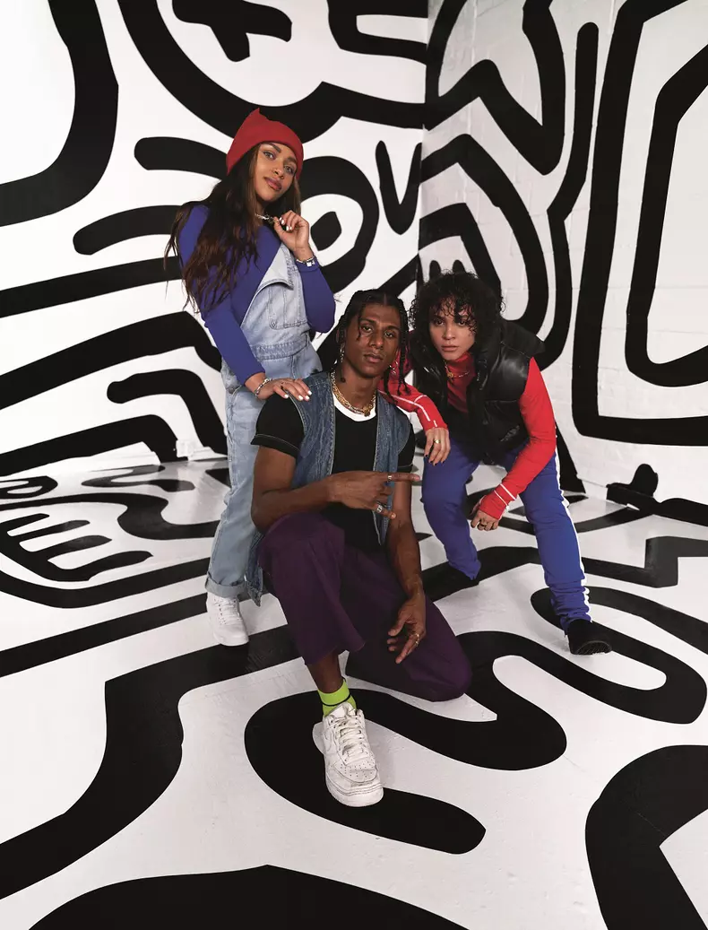 HIGH_CMYK_AW22_F_P_Street_Model_Group_04_CMYK