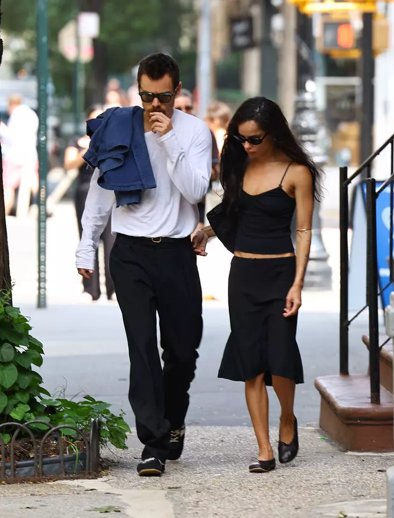 PREMIUM EXCLUSIVE: Harry Styles and Zoe Kravitz Meet up With Lenny Kravitz in New York City.