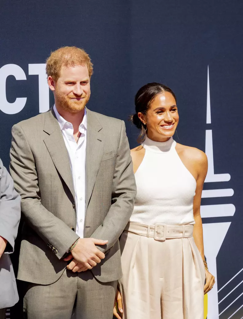 Le prince Harry, duc de Sussex et Meghan Markle, duchesse de Sussex, arrivent à l'hôtel de ville pour l'événement Invictus Games Dusseldorf 2023 One Year to Go