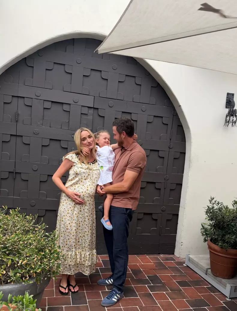 Brianne Howey din „Ginny & Georgia” cu soțul și fetița lor
