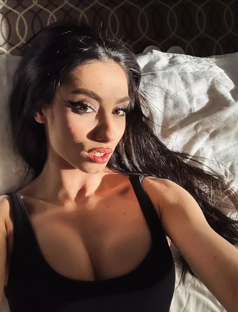 cristina ionascu pe pat