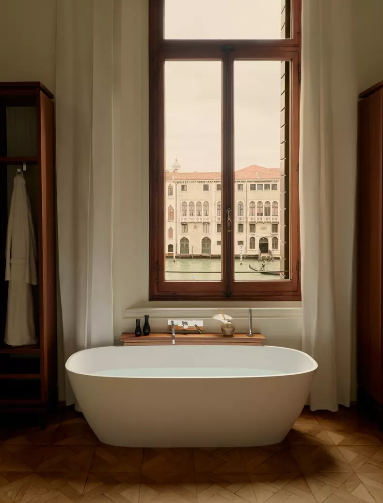 aman-venice-accommodation-maddalena-stanza-canal-grande-bathroom_1