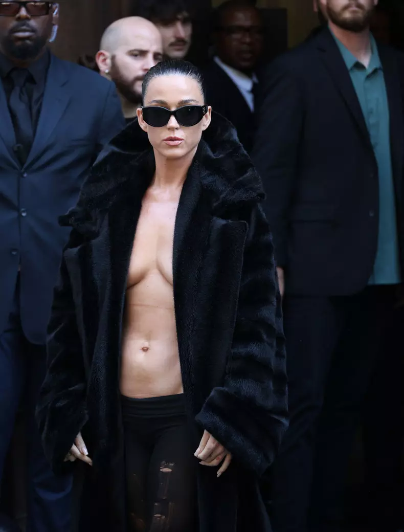 Katy Perry à la sortie du défilé Balenciaga lors de la Fashion Week de Paris