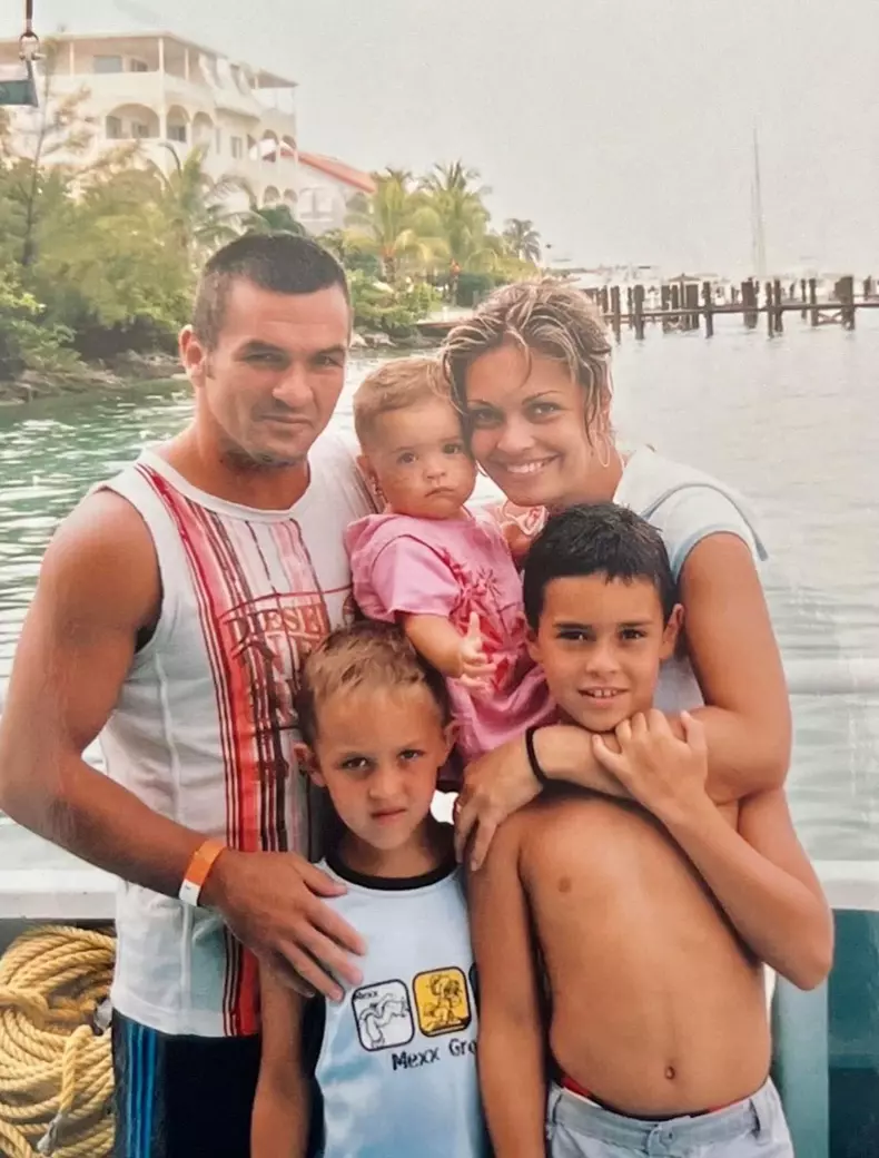 Leonard Doroftei, soția lui, Monica, și copiii lor, Adrian, Alexandru și Vanessa (2)