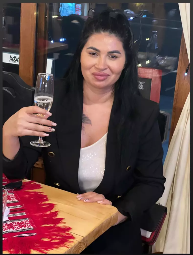 ramona manole cu un pahar de sampanie