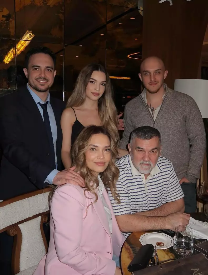 Leonard Doroftei, soția lui, Monica, și copiii lor, Adrian, Alexandru și Vanessa (3)