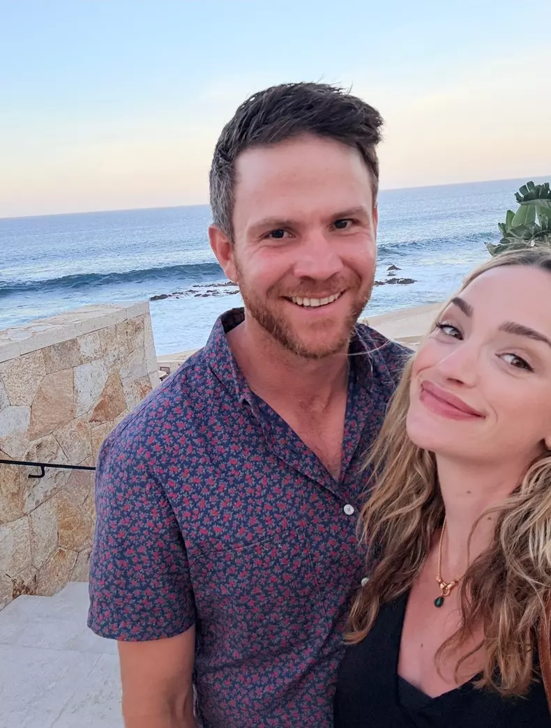 Brianne Howey din „Ginny & Georgia” cu soțul ei