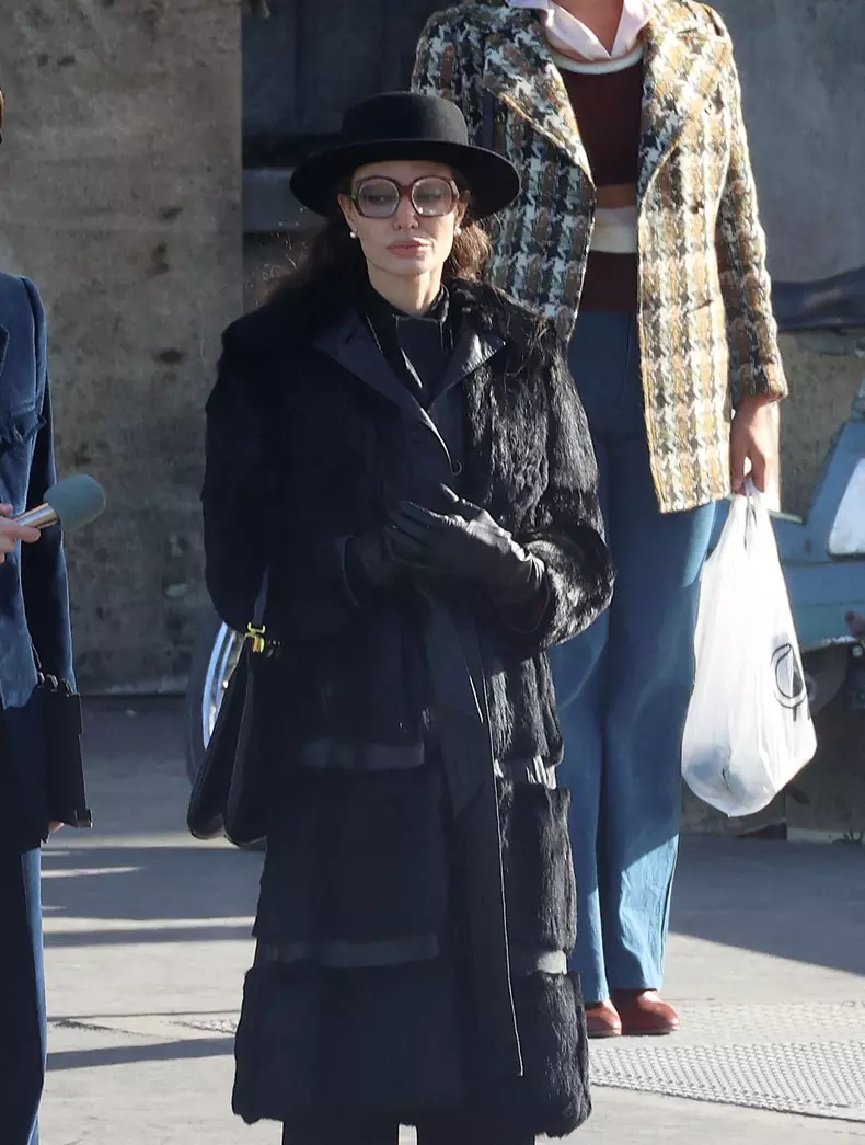 Angelina Jolie, împreună cu băieții ei, la filmările pentru „Maria”. Cum o ajută Maddox și Pax pe mama lor