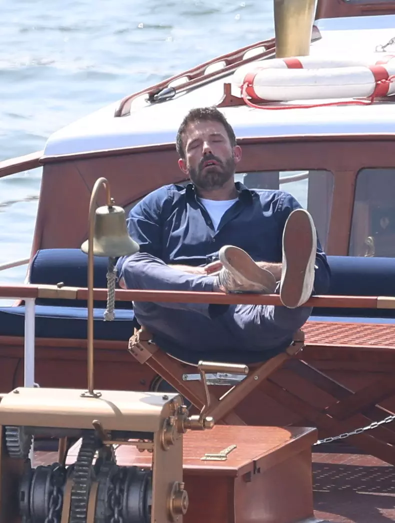 Imagini virale cu Ben Affleck dormind cu gura deschisă în luna de miere. Explicația se află în contractul prenupțial impus de JLo