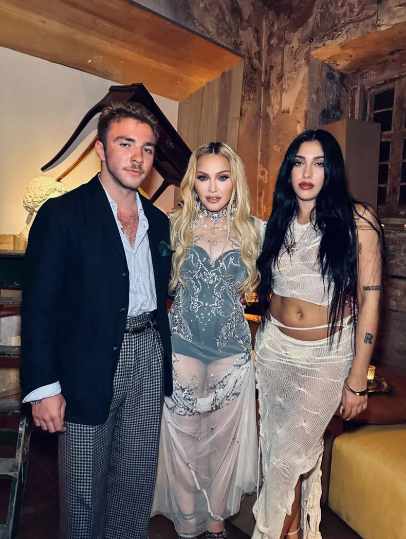 Cher spune că s-a împăcat cu Madonna. „Am îngropat securea războiului. M-a iertat”