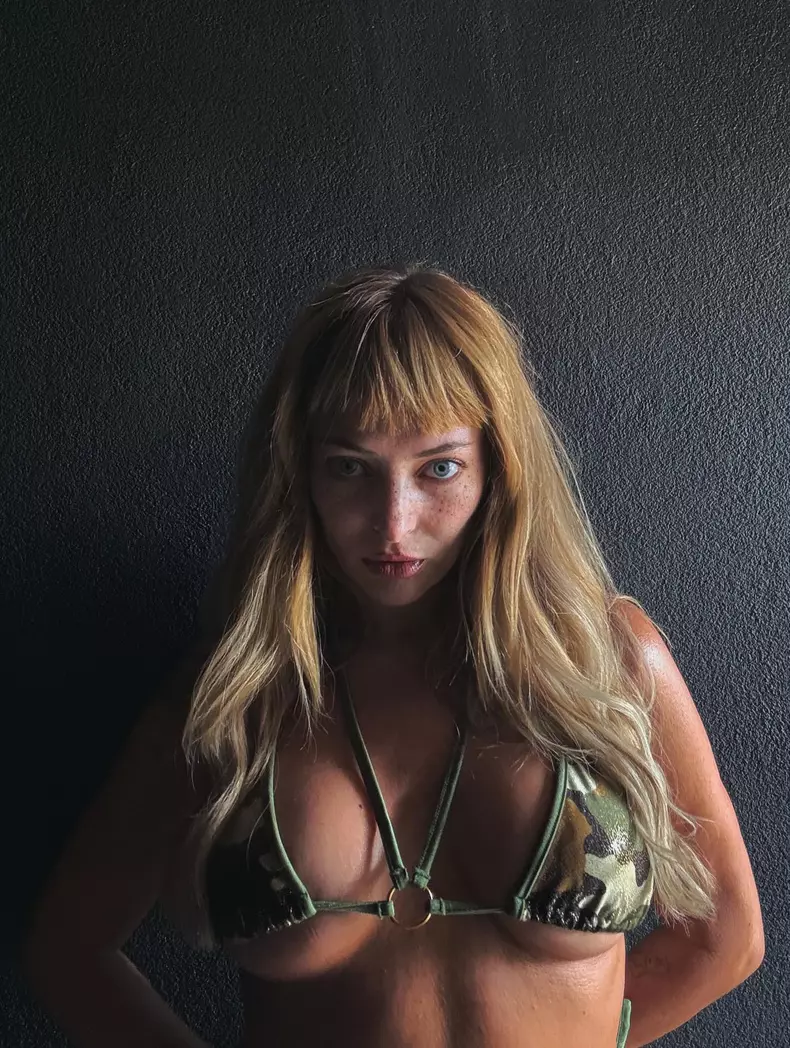 Delia în bikini (6)