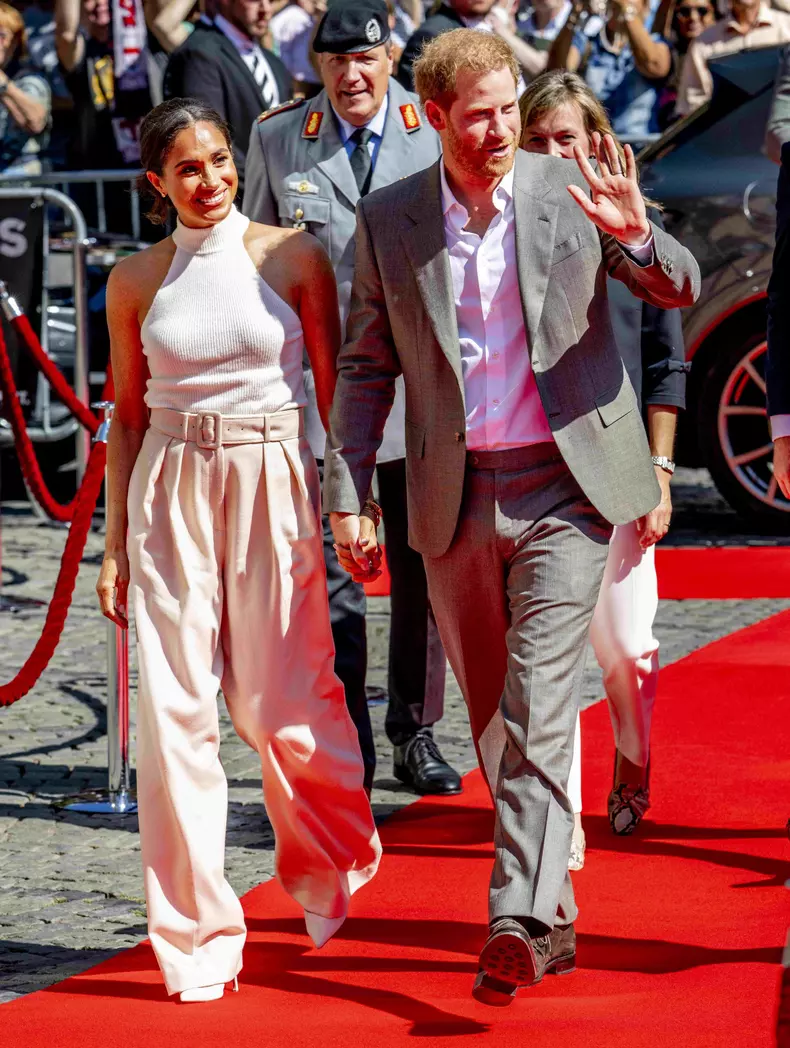 Prințul Harry „e disperat și se agață de Meghan Markle ca o plută de salvare”. De unde vin noile declarații explozive