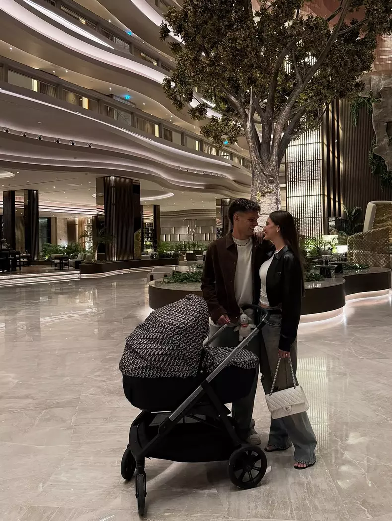 Ianis Hagi alături de familie